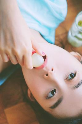 老师穿白色双开真丝旗袍怎么穿